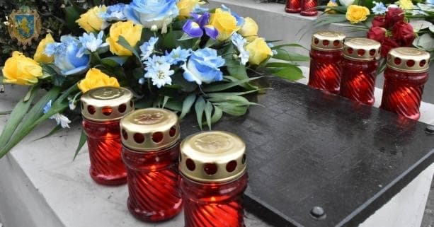 Львів’ян закликають відмовитися від штучних квітів та не нести їх на кладовища
