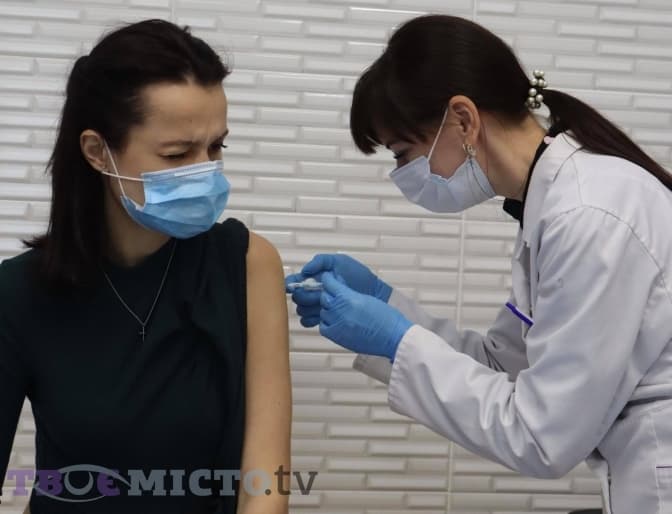 Чи справді можна вакцинуватись залишковими дозами. Журналістський експеримент