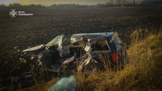 На Львівщині у ДТП загинув водій легковика. Рятувальники деблокували тіло