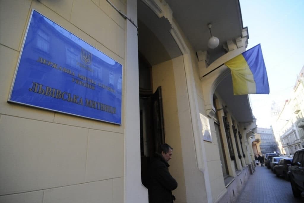 У головному офісі Львівської митниці у центрі міста проводять обшуки