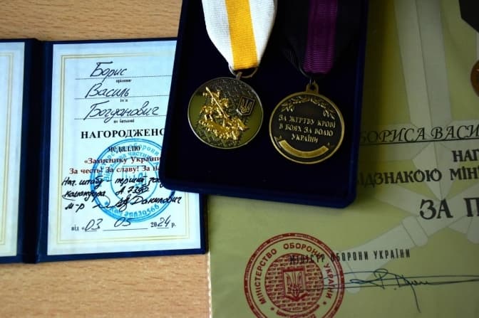 Захисника зі Львівщини нагородили за службу одразу кількома відзнаками