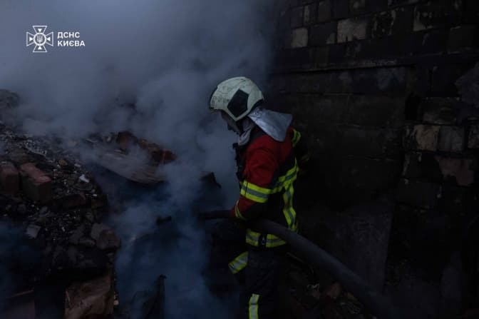 У Києві продовжують розбирати завали після російського ракетного удару