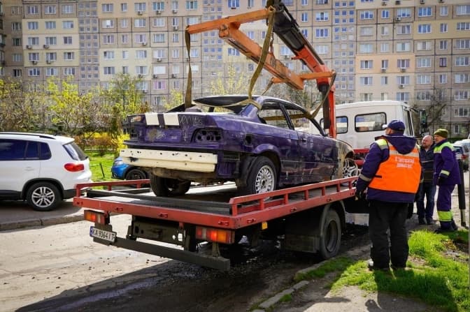 КМВА почала прибирати покинуті автівки в Оболонському районі