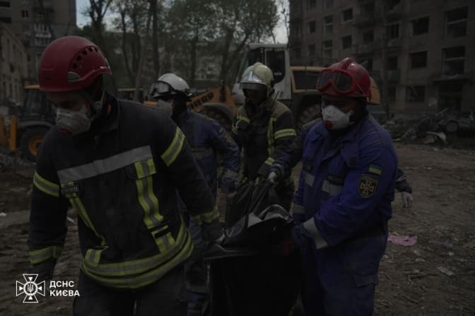 У Святошинському районі дістали з-під завалів ще одне тіло. Кількість загиблих зросла до 10