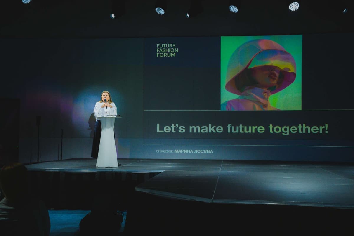 Неоновий синій, шкіра та намисто з бабусиної скрині, або Що буде модним у наступні роки