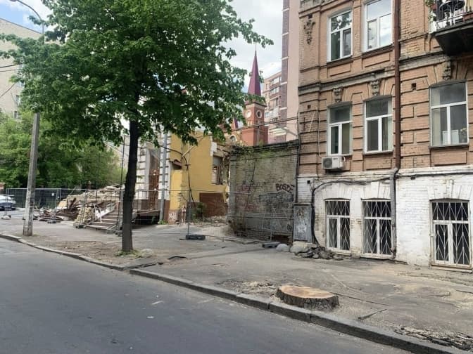 Біля садиби Зеленських спиляли здорові дерева – Перов