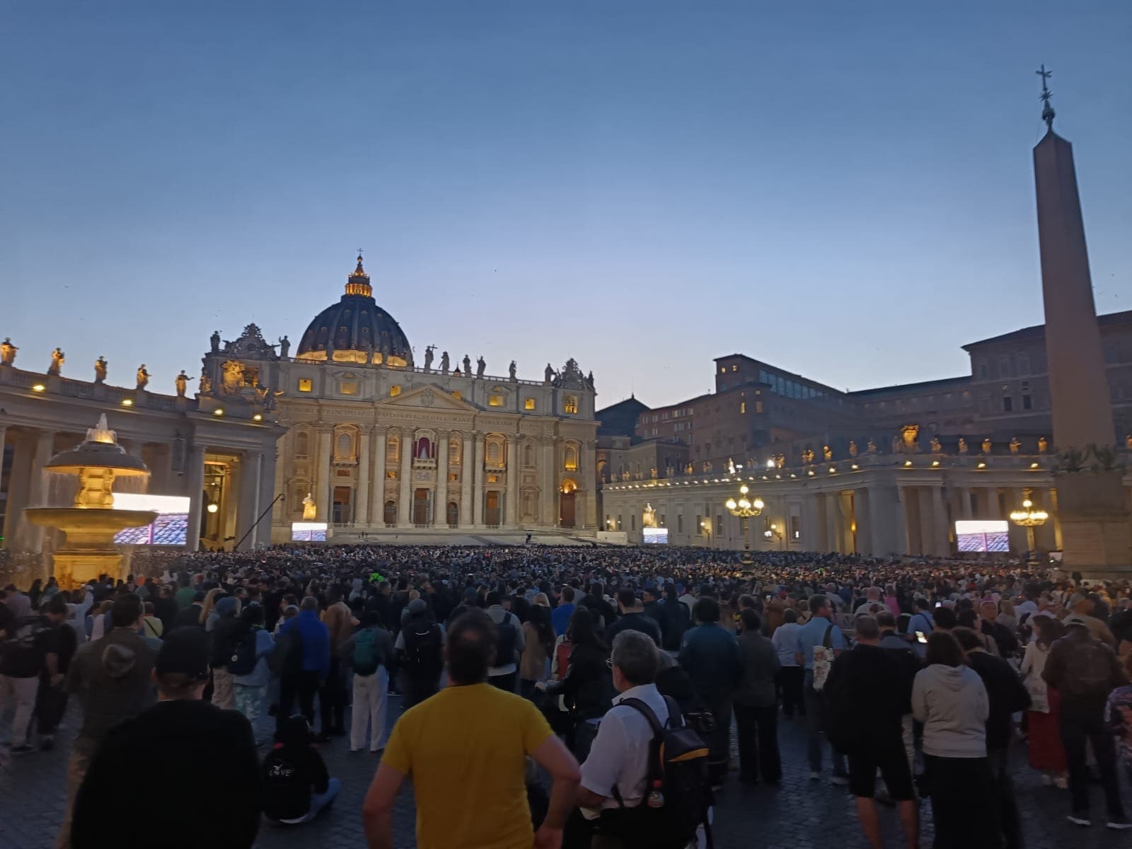 Натовп людей 7 травня, які очікували на обрання нового Папи / Фото: Vatican News