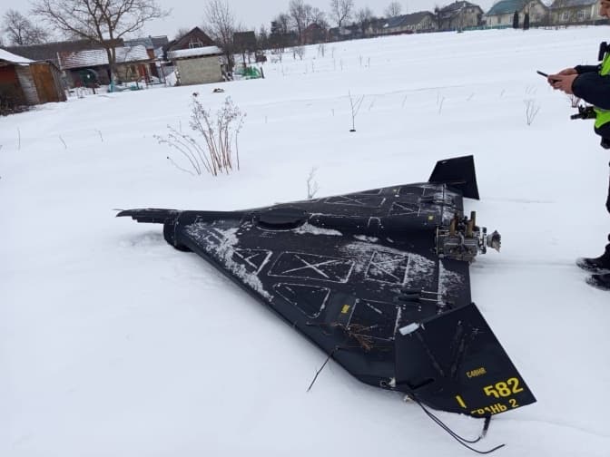 У полі поблизу будинків на Львівщині виявили ворожий безпілотник