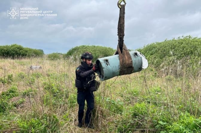 У полі на Київщині знайшли бойову частину крилатої російської ракети Х-101