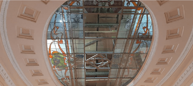 У Львові відновили сторічний вітраж у Ляльковому театрі