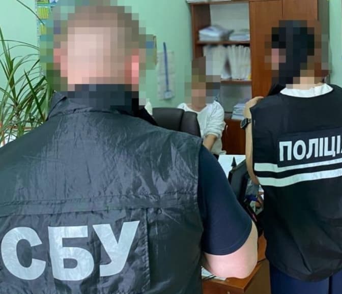 У Львові посадовиця вимагала хабар за зняття арешту з коштів боржника