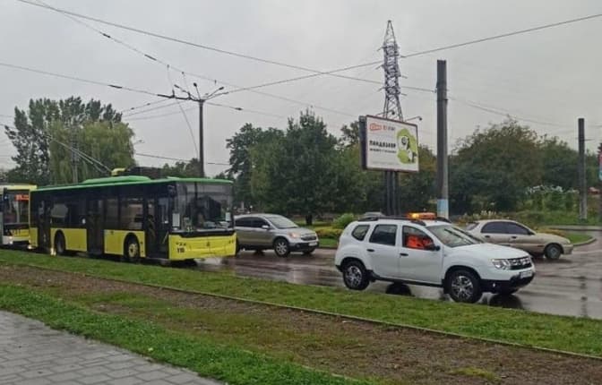 Затори у Львові. На яких вулицях ускладнений рух