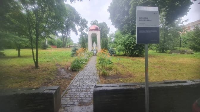 У Львові поставили таблички на колишньому цвинтарі на Збоїщах, проте постійного нагляду там немає