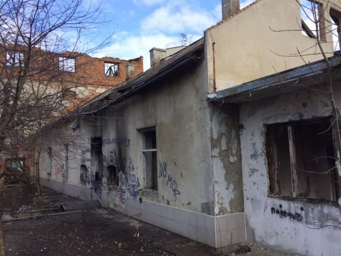 Занедбану будівлю контори на вулиці Лемківській у Львові продали за 9 млн грн