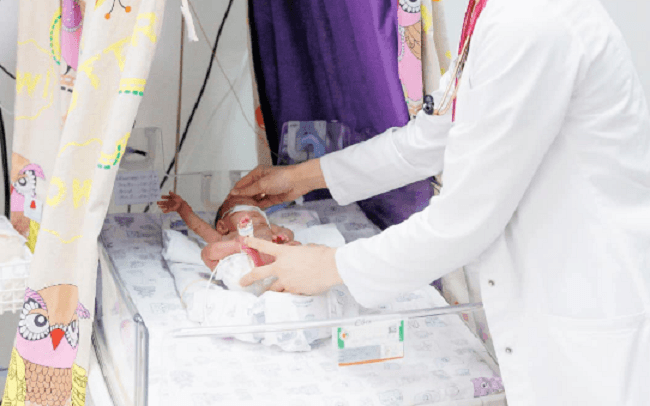 У Львові виходили дівчинку, яка народилася з вагою 570 грам