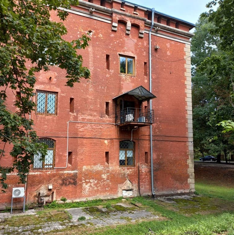 12. Східна башта біля корпусу казарм станом на 2024 р. Фотографія авторів.  