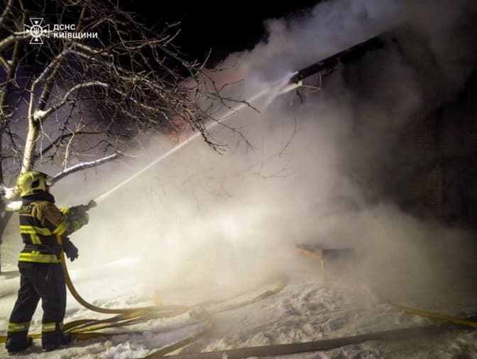 На Київщині сталася пожежа в пансіонаті для літніх людей — рятувальники евакуювали трьох мешканців