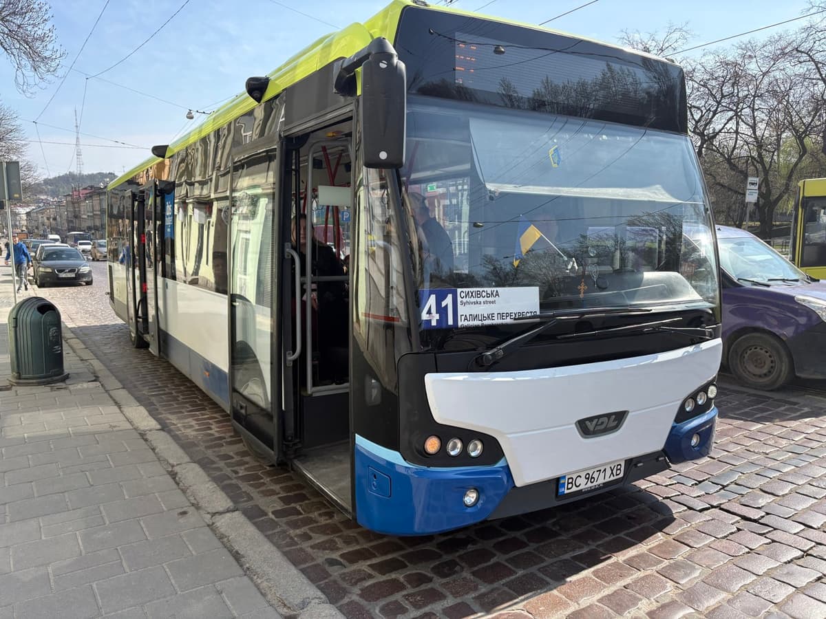 У Львові на один із маршрутів виїхав ще один великий низькопідлоговий автобус