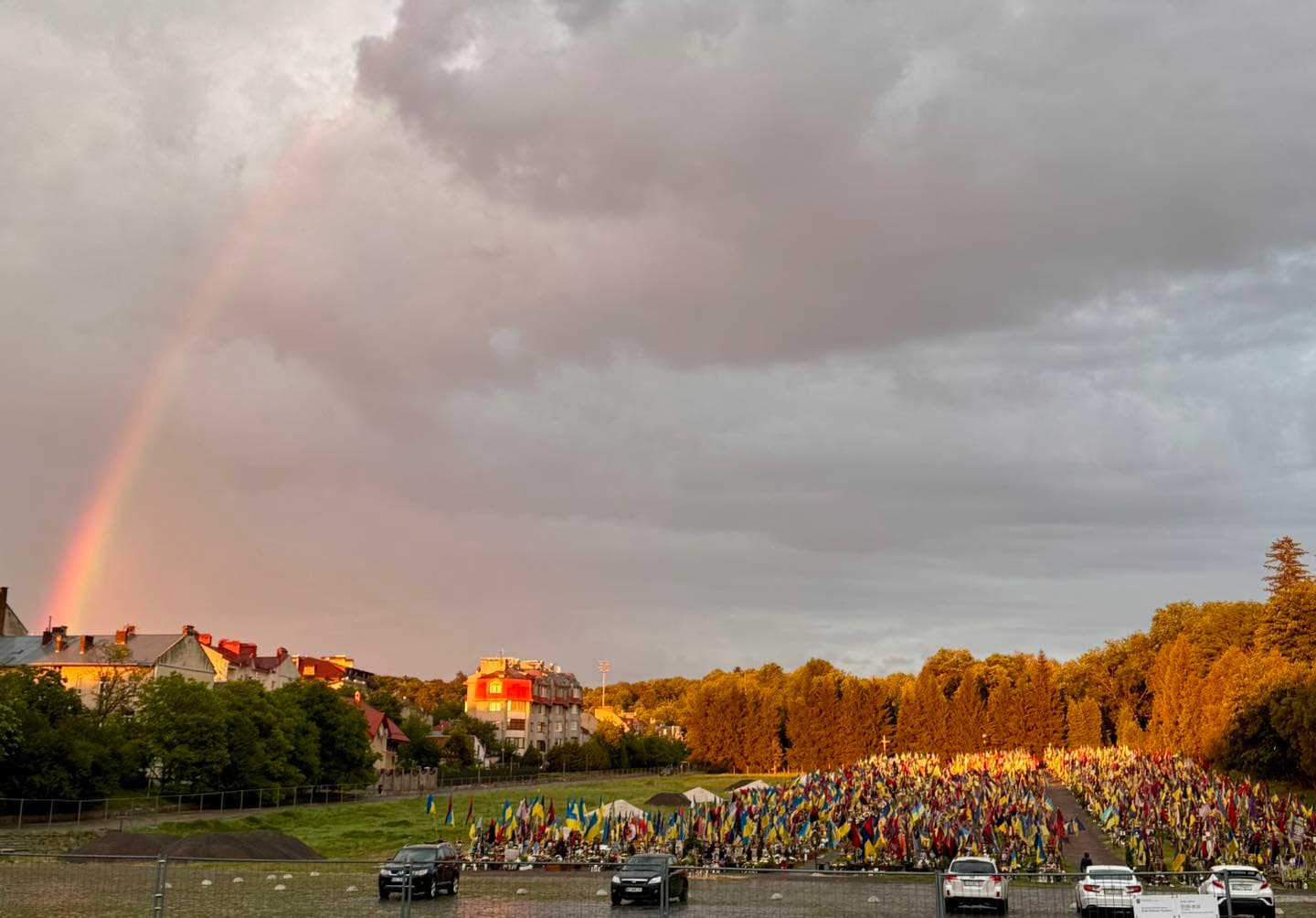 Веселка над Меморіалом Героїв у Львові / Фото зі сторінки міського голови