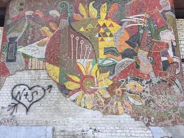 На Львівщині зруйнували кінотеатр із мозаїкою Володимира Патика