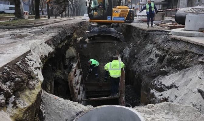 У Львові відкрили для проїзду вулицю, на якій ремонтували столітній колектор