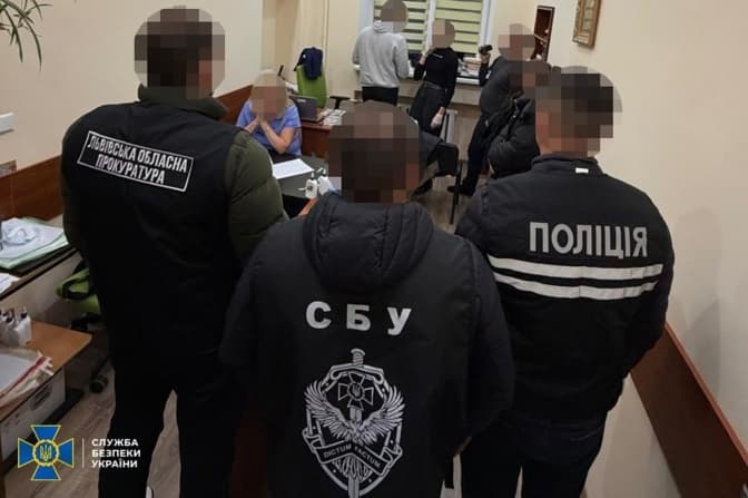 Посадовиця медкомісії у Львові вимагала 2 тис. доларів за продовження інвалідності — СБУ