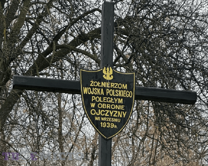 Пам’ятник із хрестом та написом: «Солдатам Війська Польського, полеглим в обороні Батьківщини у вересні 1939 року» на давньому Збоїщанському кладовищі у Львові / Твоє місто