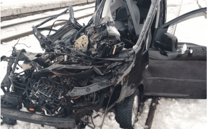 На Львівщині внаслідок зіткнення поїзда з легковиком загинули водій та його 8-річна донька