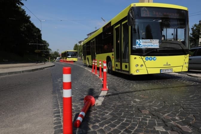На Личаківській частково демонтували делініатори, що заважали проїзду великих автобусів