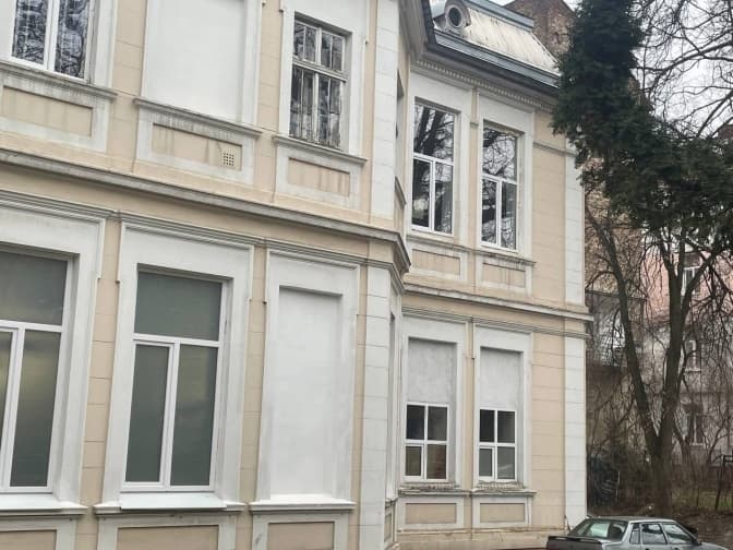 З лікарні у Львові примусово стягнули 170 тисяч гривень за заміну історичних вікон на пластикові