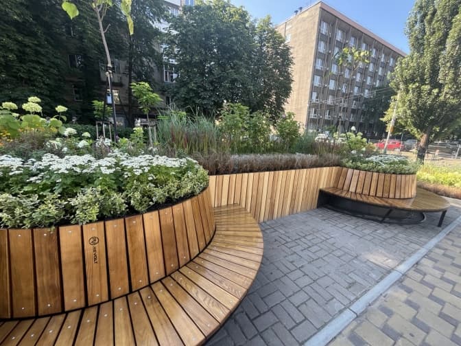 На місці демонтованих МАФів біля метро «Звіринецька» облаштували зелену зону з лавками