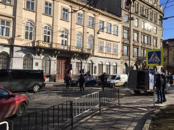 На Соборній відновили пішохідний перехід, який сьогодні ж закрили