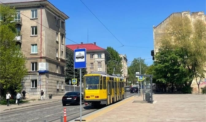 На новій зупинці біля Поля почесних поховань у Львові встановили павільйон очікування