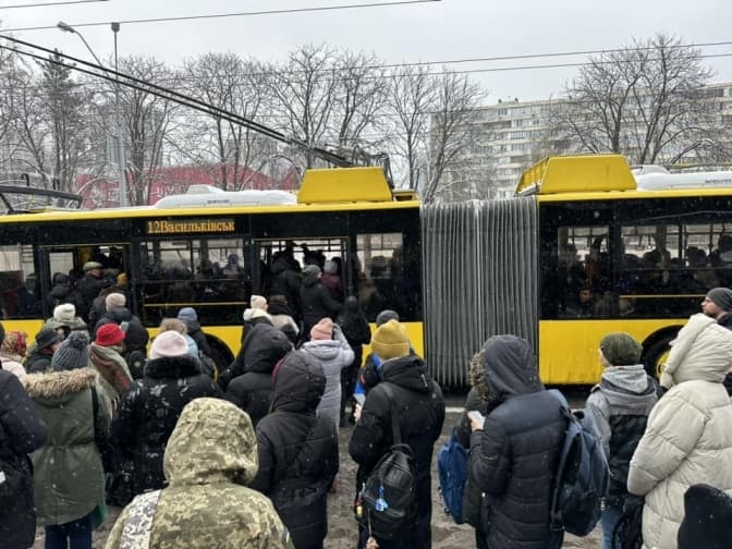 На Деміївці змінили маршрут руху тролейбуса №12 та автобуса №2-м