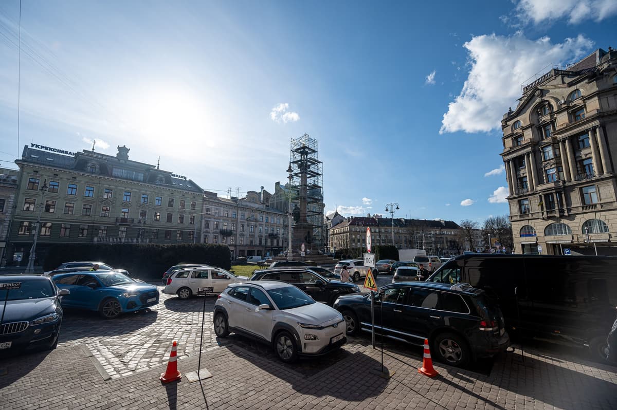 Чому пам’яткоохоронці проти паркінгу на Міцкевича та наслідки підриву Каховської ГЕС. Підсумки доби