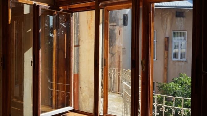 У Львові відреставрували два історичні вікна у будинку на вул. Коновальця