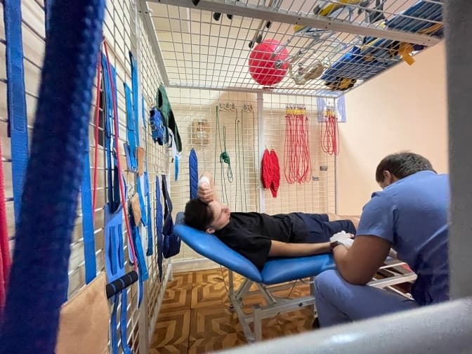 Львівські лікарі лікують 17-річного хлопця, в руках якого вибухнула пляшка