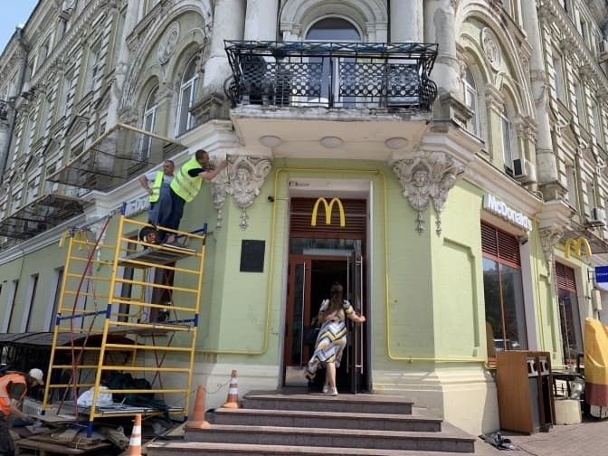 McDonald's відновив маскарон на будинку на Хмельницького, який демонтував 2 роки тому