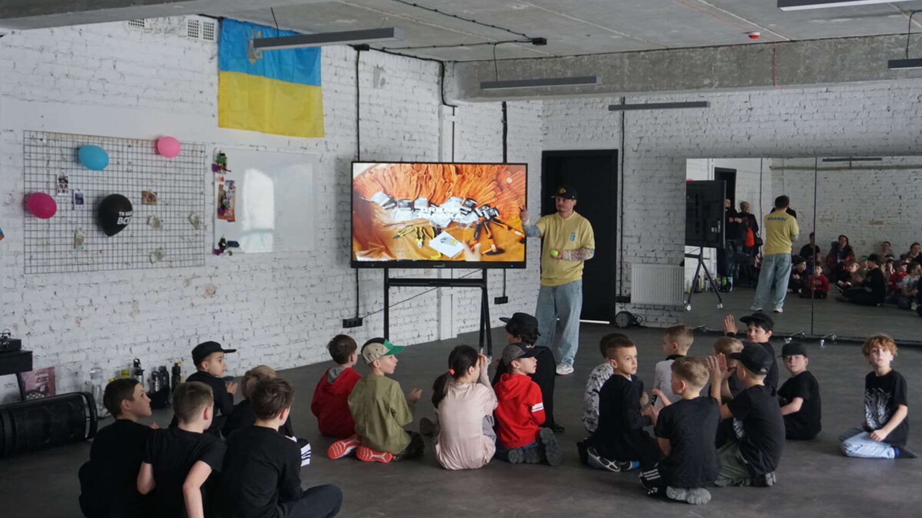 Діти сидять на занятті в одному з просторів / фото: ЛМР