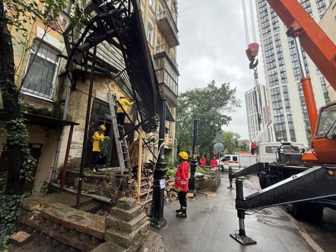 У Києві розпочали реставрацію унікального навісу на Котарбинського, який зламав буревій