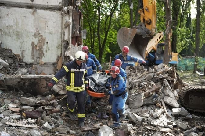 Дівчинка вижила після падіння з 9-го поверху під час ракетної атаки на Київ. Кількість загиблих зросла до 11 осіб