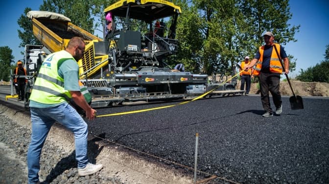 Ремонт дороги до кордону: на Львівщині почали укладати асфальт на трасі до Польщі