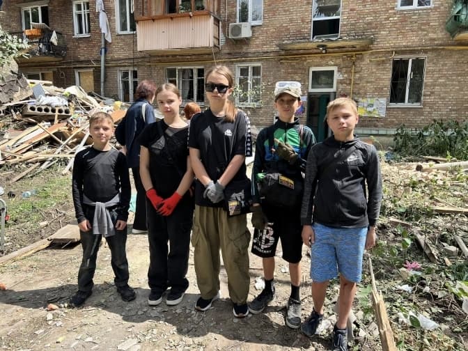 В Києві діти допомагають розбирати завали після російської атаки 31 липня