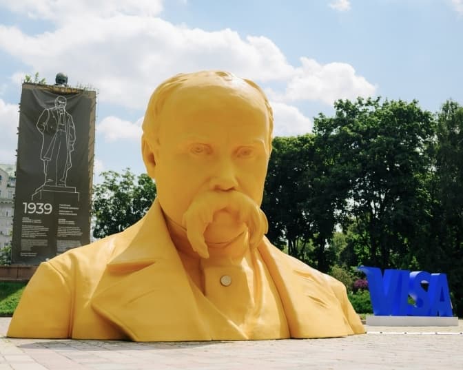 У Києві відкрили п'ятиметровий бюст Шевченка з вікнами у 37 країн світу
