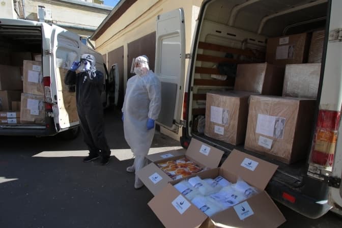 Львівські підприємці передали медикам 10 тисяч захисних костюмів