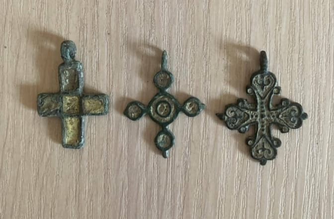 До Львівського музею передали натільні хрестики часів Київської Русі