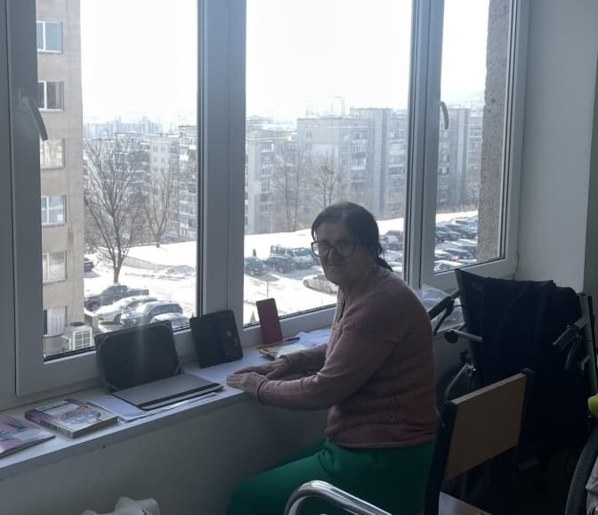 Мама важкопораненого військового доглядає за сином та проводить онлайн-уроки у львівській лікарні