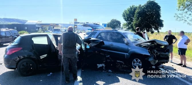 На Львівщині зіткнулися три автомобілі. Серед постраждалих – 9-річна дитина