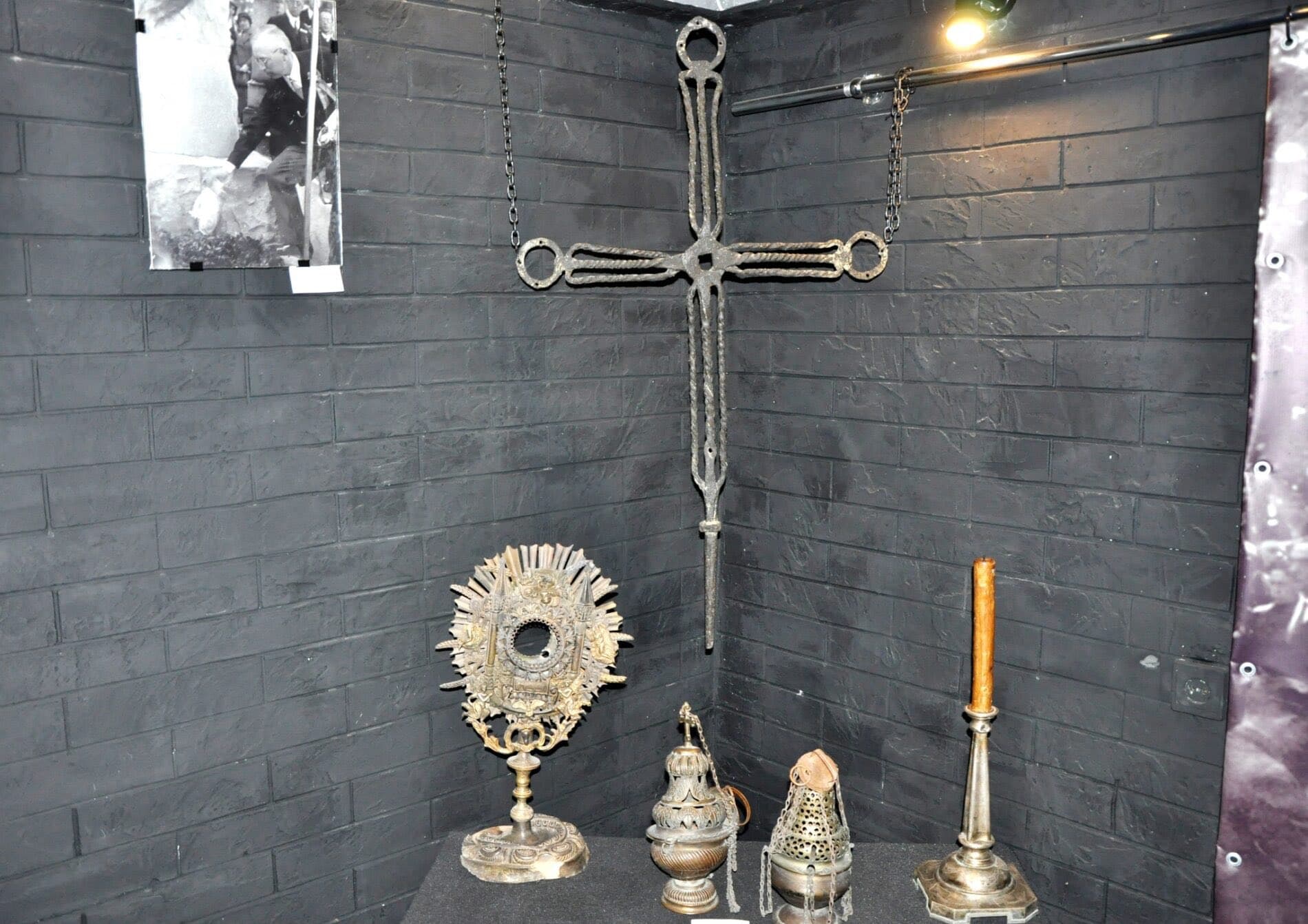 Речі із раму, що згорів