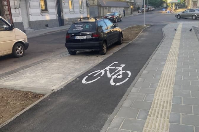 У Львові на вулиці Героїв УПА облаштували доступний тротуар і велодоріжку